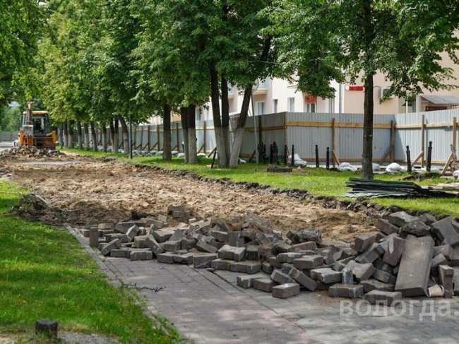 На Пушкинской аллее в Вологде демонтируют старую плитку - «Новости»