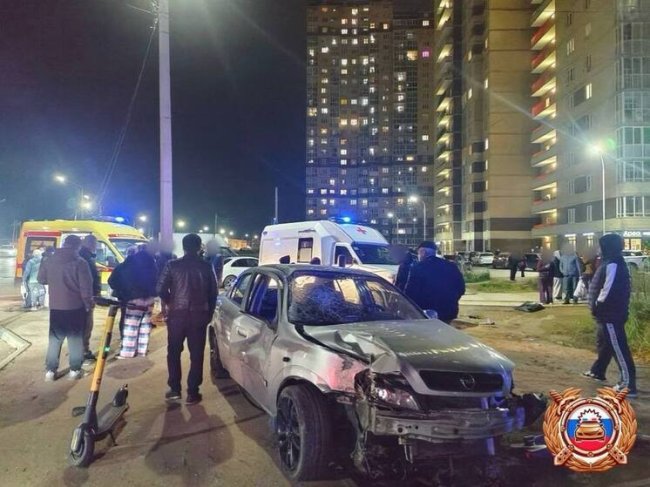 Автомобиль наехал на остановку в Твери: пострадали четыре человека - «Новости»