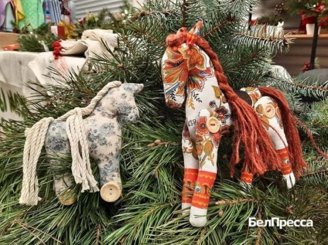 Из хлопка и вдохновения: белгородская мастерица делает елочные игрушки – символы года - «Новости»