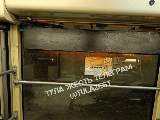 На Михеева в Туле неизвестные разбили стекло трамвая - «Новости»