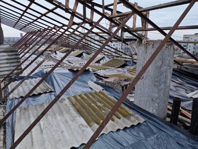 На время ремонта кровлю многоквартирного дома в Пологах защитили специальной пленкой - «Новости»