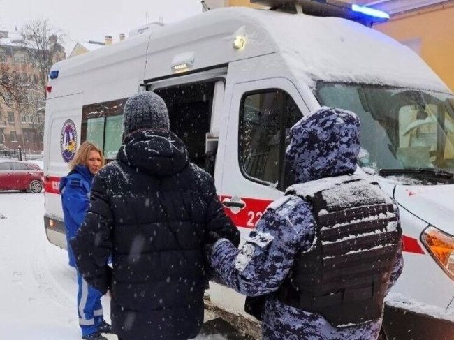 Во время службы в Петербурге пожилому петербуржцу оказали первую помощь - «Новости»