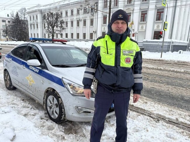 Сотрудники Госавтоинспекции помогают водителям застрявших в снегу машин - «Новости»