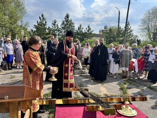 На Воскресенский храм в Собинке водрузили купол с крестом - «Новости»