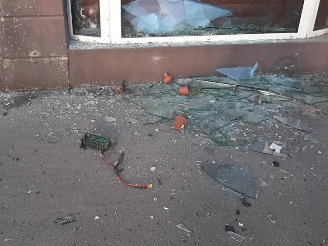 В Луганске взрывом выбило окна в аптеке и цветочном магазине - «Новости»