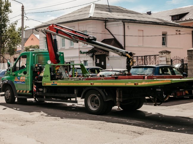 Брошенные «Ниву» и ВАЗ эвакуируют с улиц Твери - «Новости»