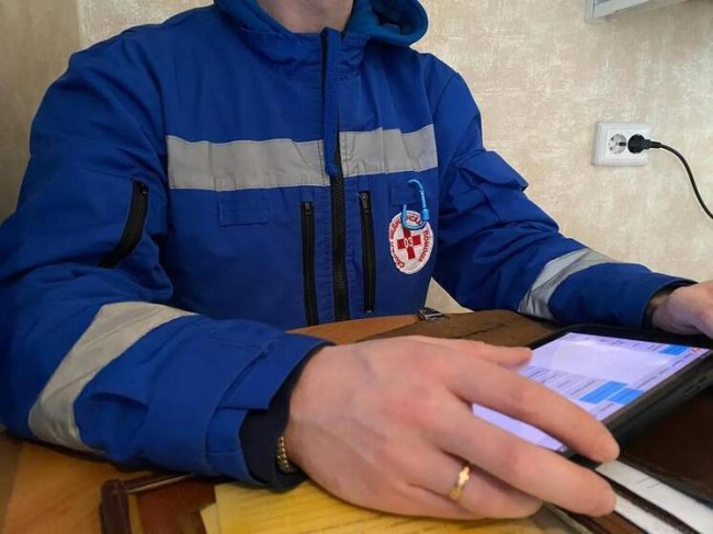 Петербуржцев научили отличать затекшую руку от симптома инсульта - «Новости»